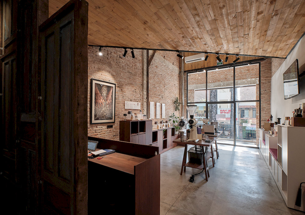 The café features a bright space thanks to the skylight, with a neatly arranged layout and a central brewing area